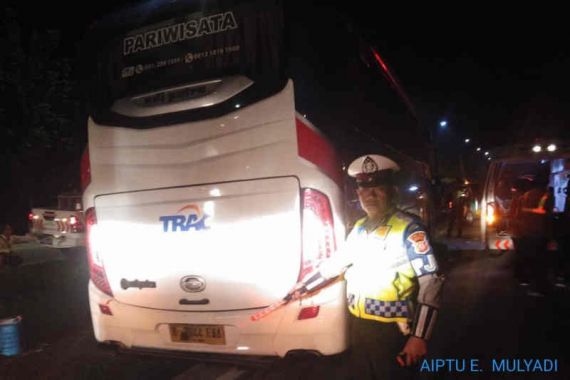 Kecelakaan di Tol Cipali, Bus Rombongan Kiai dari PWNU Jatim Tabrak Truk - JPNN.COM