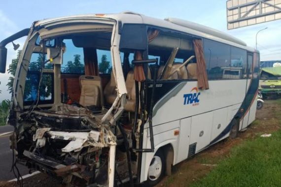 Ini Daftar Penumpang Bus Rombongan Kiai yang Kecelakaan di Tol Cipali - JPNN.COM