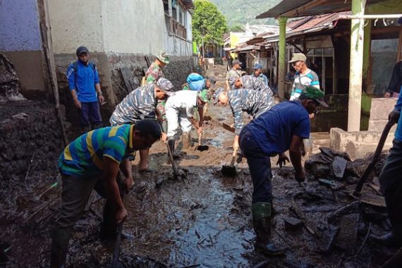 Personel Lanal Banyuwangi Bantu Korban Bencana Banjir Bandang - JPNN.COM
