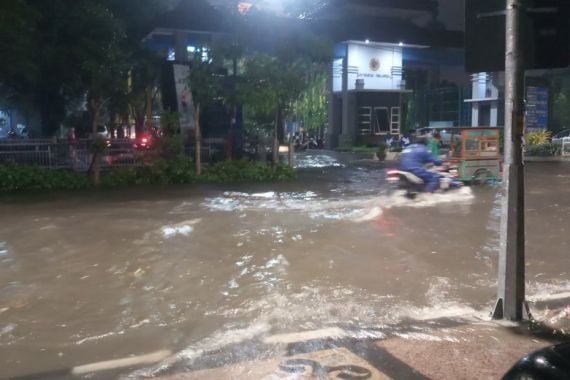 Surabaya Banjir, Kali Ini Lumayan Parah - JPNN.COM