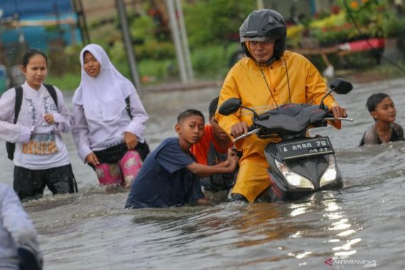 Hujan Sebentar, Kota Tangerang Sudah Dikepung Banjir - JPNN.COM