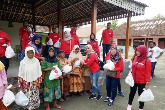 Laskar Ngawi Berbagi dengan Keluarga Kurang Beruntung di Kecamatan Pitu - JPNN.COM