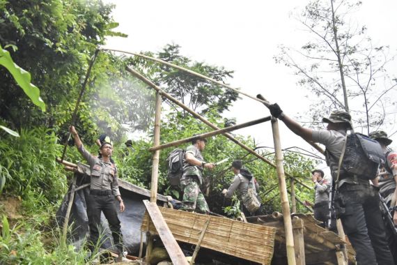 600 Petugas Tutup 23 Lubang Penambangan Emas Ilegal di Gunung Pongkor - JPNN.COM