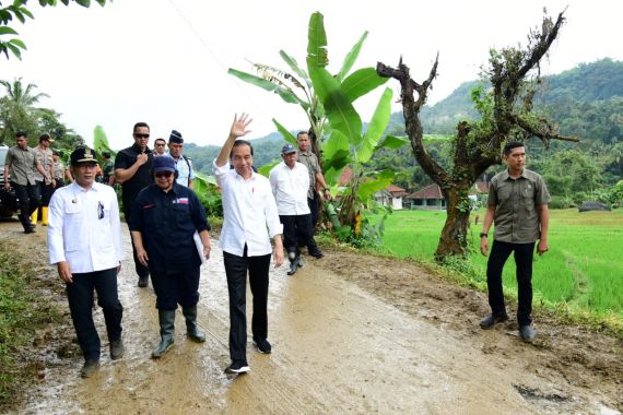 Tinjau Longsor di Harkatjaya, Jokowi Ingin Sistem Vegetatif Diterapkan - JPNN.COM