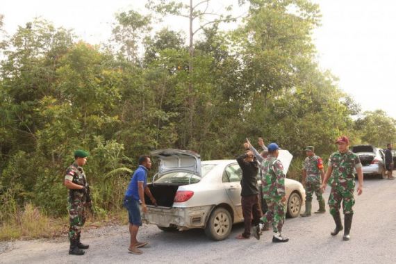 TNI Ringkus 4 Pelaku Penyelundupan Mobil asal Malaysia di Perbatasan - JPNN.COM