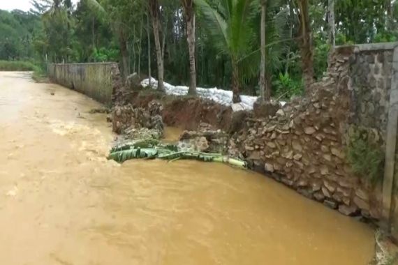 Tanggul Setinggi 3 Meter Jebol, Warga Sekitar Terancam Jika Hujan Deras - JPNN.COM
