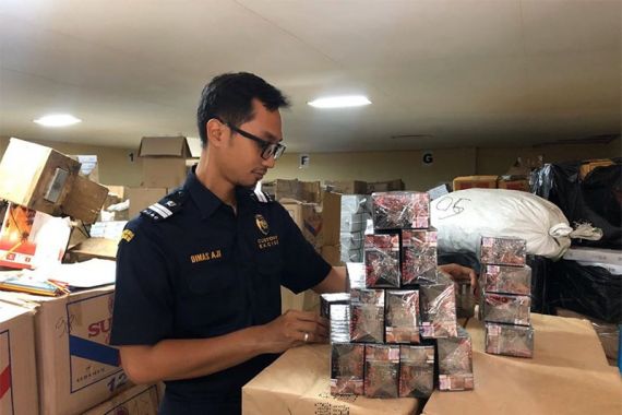 Ini Aksi Penindakan Rokok Ilegal oleh Bea Cukai di Sumatera Hingga Jawa - JPNN.COM