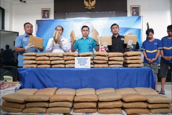 Trio Napi Otaki Penyelundupan 100 Kilogram Ganja di Kota Tangerang - JPNN.COM