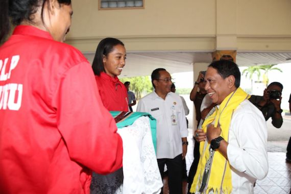 Tiba di Ambon, Menpora Dapat Pengalungan Selendang Tenun Tanimbar dari Atlet Cabang Dayung - JPNN.COM