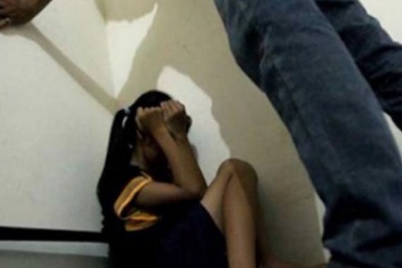 Pelaku Pencabulan Anak di Bawah Umur Ini Tak Berkutik Saat Dijemput Polisi di Rumahnya - JPNN.COM