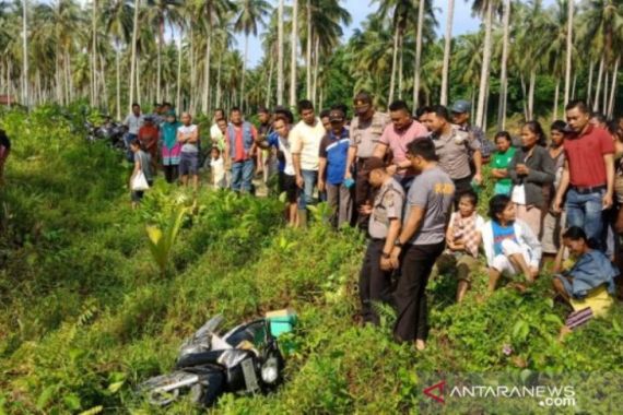 Ama Roba Ditemukan Tewas Tertimpa Sepeda Motor di Dalam Parit - JPNN.COM