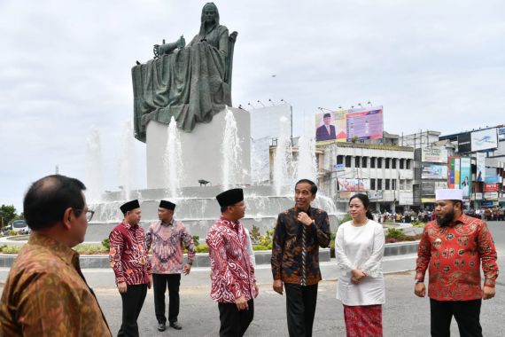 Jokowi Minta Warga Bengkulu Rawat Monumen Fatmawati - JPNN.COM