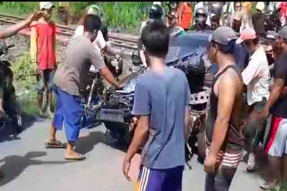 Tuhan Menyelamatkan Nyawa Sugiyanto Saat Kereta Api Menghantam Mobilnya - JPNN.COM