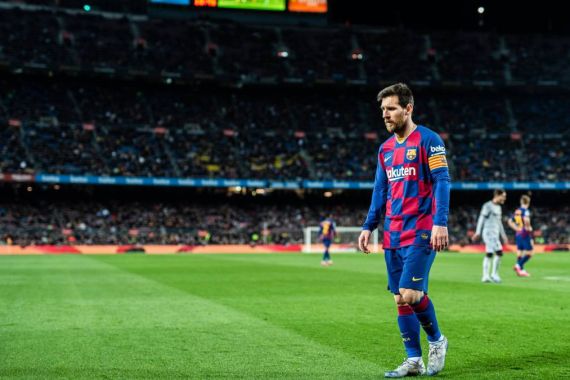 Satu Kaki Lionel Messi Terlihat di Pintu Keluar Barcelona - JPNN.COM