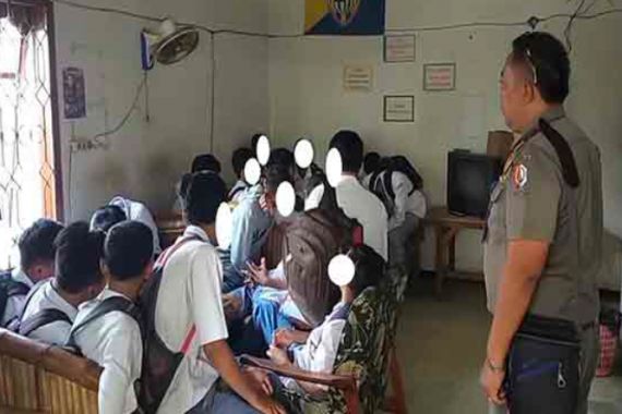 Satpol PP Kejar Belasan Pelajar Bolos di Warung Kopi, Ini Hukumannya Bro - JPNN.COM