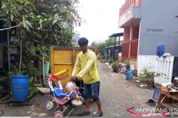 Banjir Surut, Sampah Menumpuk - JPNN.COM