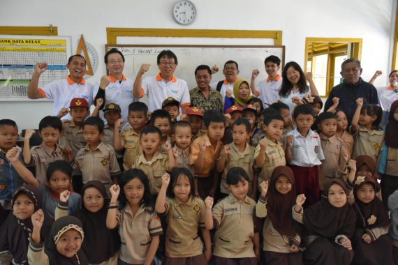 Fuso Indonesia Renovasi SD Negeri Bendungan Ciawi - JPNN.COM
