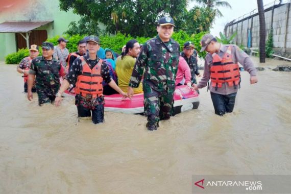 Pak Dandim Terjang Air untuk Evakuasi Korban Banjir - JPNN.COM
