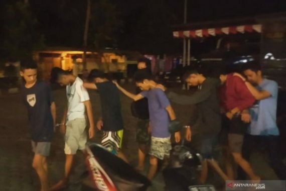 Enam Pelajar Digerebek saat Asyik Berbuat Terlarang di sebuah Rumah, nih Fotonya - JPNN.COM