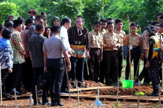 Beginilah Reaksi Jokowi saat Diteriaki Para Pelajar di Lokasi Penanaman Pohon di Acara HPN 2020 - JPNN.COM