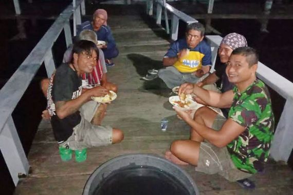TNI AL Selamatkan 10 Nelayan yang Terapung-apung di Laut - JPNN.COM