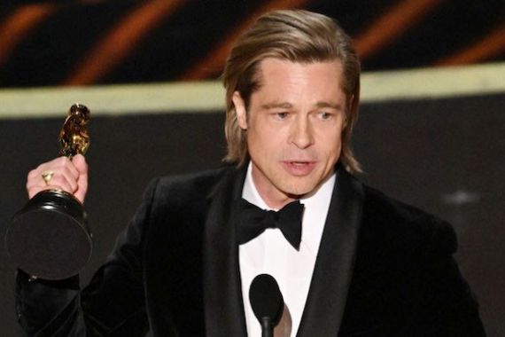 Brad Pitt Akhirnya Bawa Pulang Penghargaan Oscar - JPNN.COM