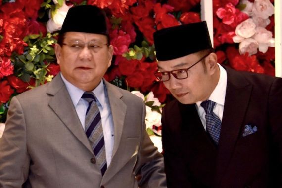 Sempat Berseberangan, Prabowo dan Kang Emil Tampak Akrab di Acara Pernikahan - JPNN.COM