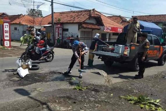Jalan Penghubung Cirebon-Bandung Rusak, Polisi Turun Tangan - JPNN.COM