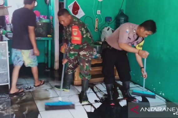TNI dan Polri Kompak Bantu Warga Bersihkan Rumah Pascabanjir di Serang - JPNN.COM