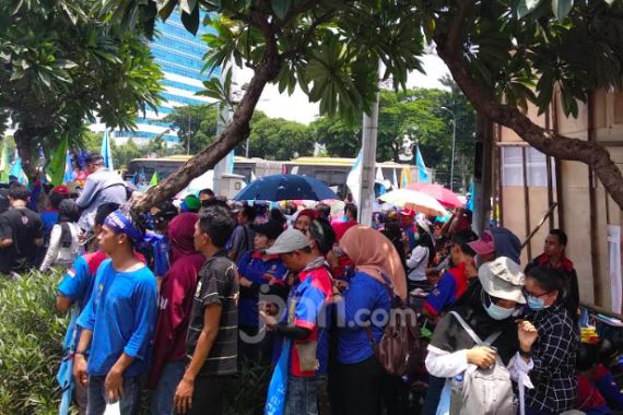 Orator Demo Tolak RUU Omnibus Law Mengamuk Lihat Para Buruh Berteduh di Bawah Pohon - JPNN.COM