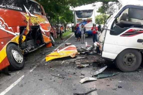 Kecelakaan Maut Bus Sugeng Rahayu vsTruk, Satu Orang Tewas di Tempat - JPNN.COM