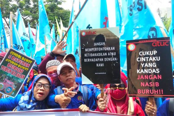 Demo Tolak RUU Omnibus Law: Cukup Cintaku yang Kandas, Jangan Nasib Buruh - JPNN.COM