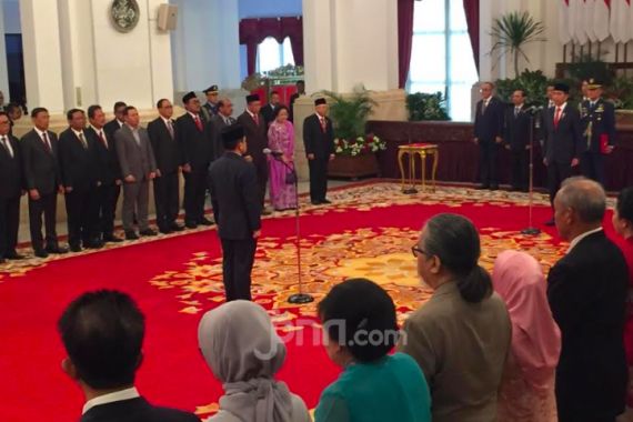 Presiden Jokowi Resmi Lantik Laksdya Aan Kurnia Jadi Kepala Bakamla - JPNN.COM