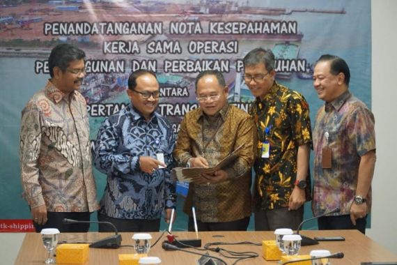 Waskita Beton Precast Tandatangani Kontrak Kerja Sama Perbaikan dan Pembangunan Pelabuhan - JPNN.COM