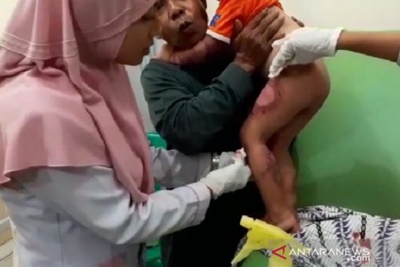 Anak-anak Pengungsi Korban Banjir Terserang Penyakit Kulit - JPNN.COM