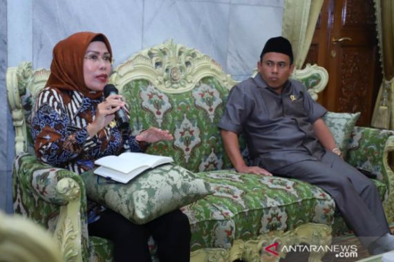Puluhan Honorer K2 Mengadu Nasib ke Ratu Tatu - JPNN.COM