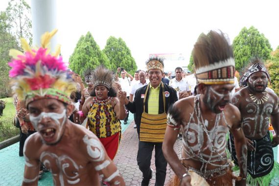 Tinjau Fasilitas PON 2020, Menpora Disambut Tarian Khas Papua - JPNN.COM