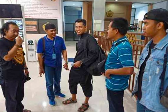 Bebas dari Penjara, Napi Teroris Itu Diantar Pasukan TNI-Polri Pulang Kampung - JPNN.COM