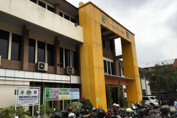 Guru SMAN 12 Kota Bekasi Kerap Pukuli Siswa - JPNN.COM