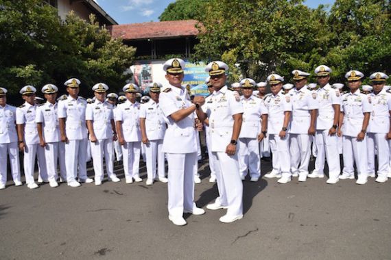Ristanto Serahkan Jabatan Sebagai Komandan KRI Sorong Kepada Kolonel Budi - JPNN.COM