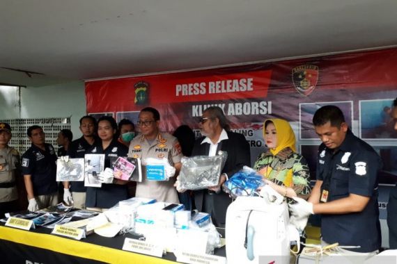 Tersangka Klinik Aborsi di Paseban Ternyata Pecatan Dokter PNS di Riau - JPNN.COM