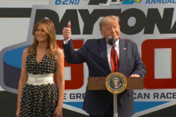 Donald Trump Jajal Sirkuit Balap Daytona 500 Bersama Melania - JPNN.COM