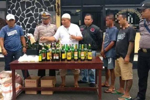 Ratusan Botol Miras Disembunyikan di Bengkel Tambal Ban - JPNN.COM
