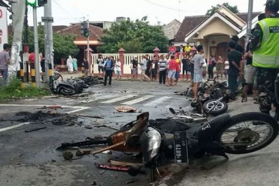 Sejumlah Sepeda Motor Dibakar Suporter Jelang Laga Persebaya vs Arema FC - JPNN.COM