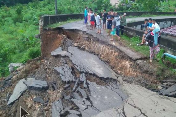 Jembatan Desa Dalam Luar - Talang Padang Putus, Ribuan Warga Terisolasi - JPNN.COM