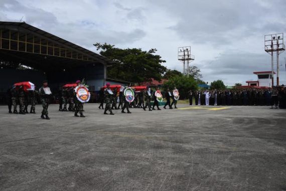 Panglima TNI Hadiri Upacara Militer Pelepasan Jenazah Korban Kecelakaan Helikopter Mi-17 - JPNN.COM