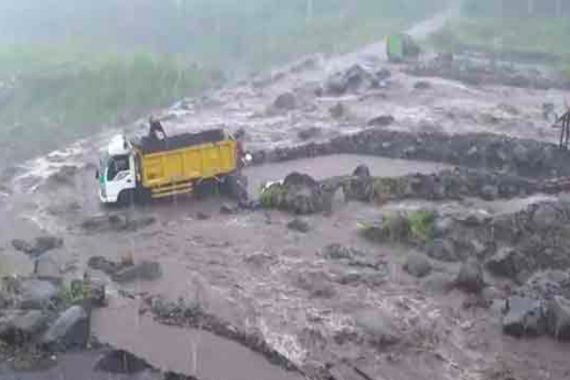 Menegangkan, Truk Ini Terjebak di Tengah Banjir Lahar Gunung Semeru - JPNN.COM