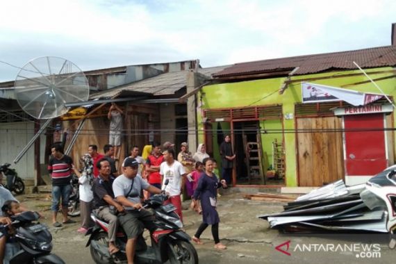 Puluhan Rumah di Gunungsitoli Rusak Akibat Tersapu Angin Puting Beliung - JPNN.COM