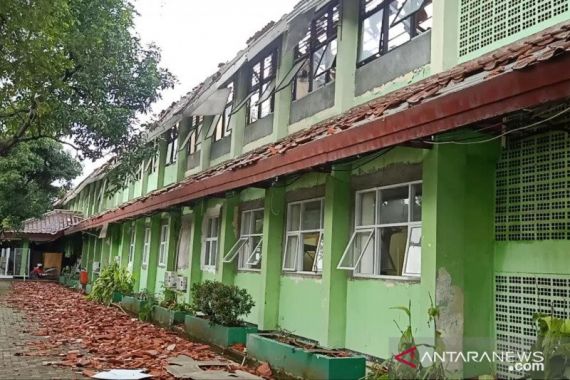 Atap Sekolah Ambruk, Wali Kota Jakarta Timur Sebut SMKN 24 Baru Selesai Direhabilitasi - JPNN.COM