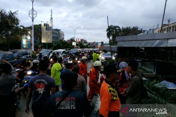 Belasan Unit Rumah di Pontianak Rusak Akibat Tersapu Angin Puting Beliung - JPNN.COM